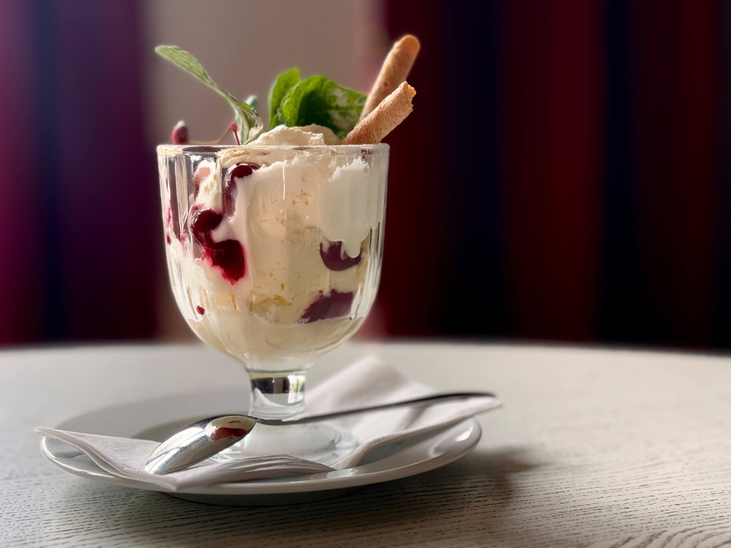 Eis im Glasbecher